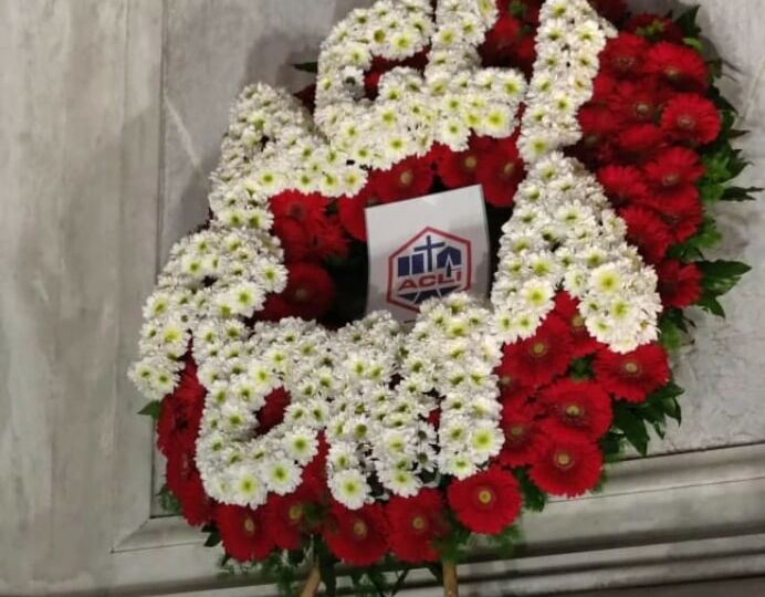 acli roma tradizionale omaggio floreale alla statua della madonna a piazza di spagna